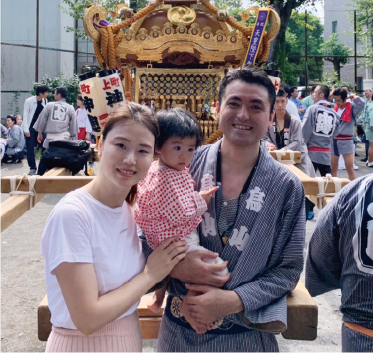 地元の烏山例大祭の御神輿の前で（左妻、中央娘、右本人）